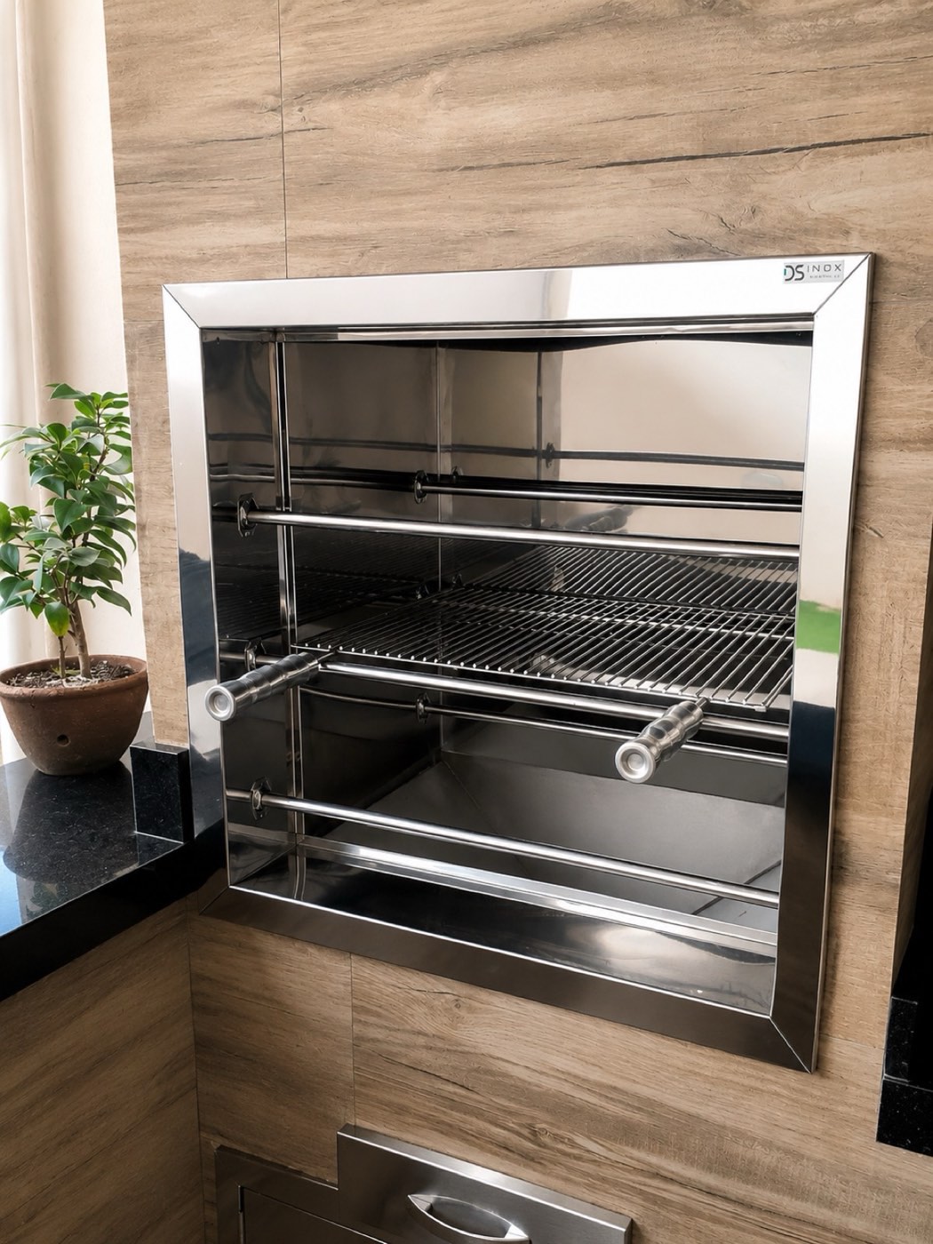 Moldura em aço inox aplicada em porta